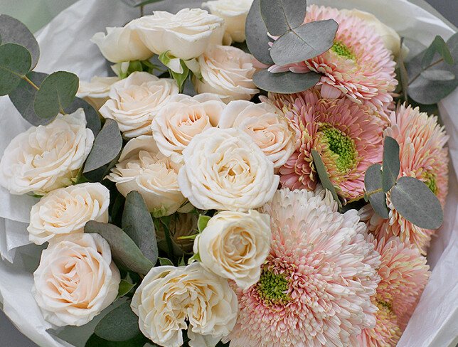 Buchet din trandafiri de tufa si gerbere roz foto