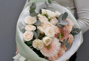 Buchet din trandafiri de tufa si gerbere roz — foto 3