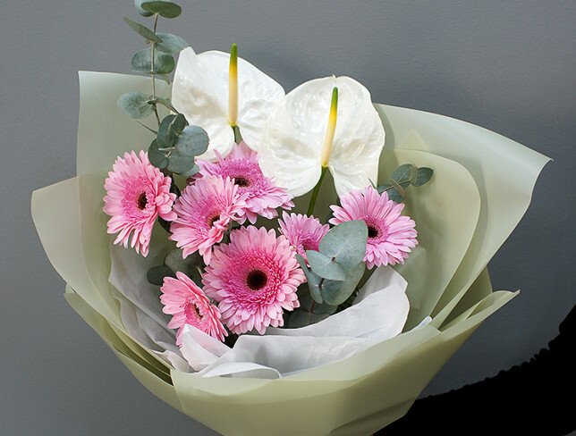 Buchet de gerbere roz si anthurium „Raza de feminitate” foto