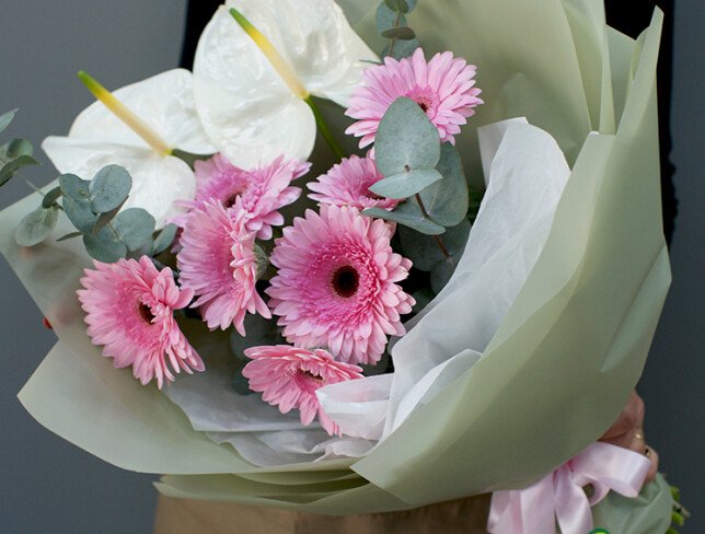 Buchet de gerbere roz si anthurium „Raza de feminitate” foto