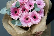 Букет из 9 розовых гербер и эвкалипта — фото 2