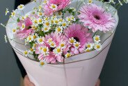 Buchet din gerbere roz și romanite — foto 2