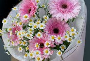 Buchet din gerbere roz și romanite — foto 3