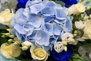 Buchet din hortensie și trandafiri „Nor albastru” — foto 4
