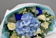 Buchet din hortensie și trandafiri „Nor albastru” — foto 5