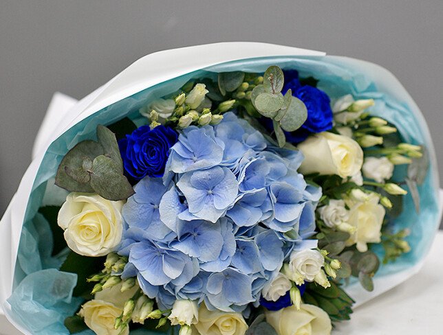 Buchet din hortensie și trandafiri „Nor albastru” foto