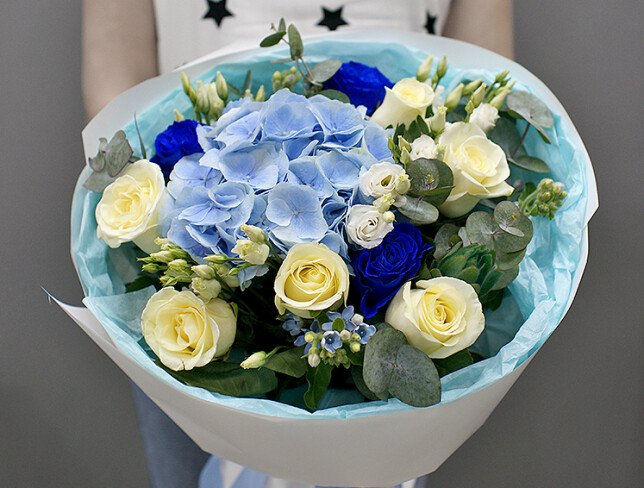 Buchet din hortensie și trandafiri „Nor albastru” foto