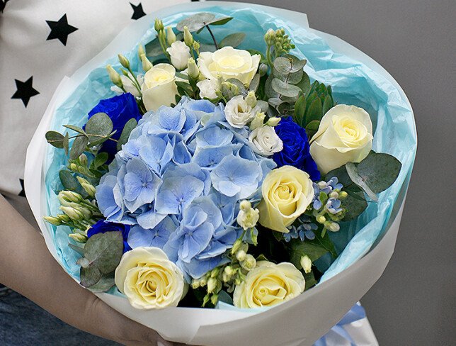 Buchet din hortensie și trandafiri „Nor albastru” foto