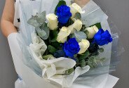 Buchet din trandafiri albi și albaștri "Îmbrățișarea cerului" — foto 3