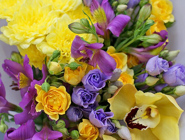 Buchet din eustome, alstroemeria si orhidei galbene „Melodia culorilor” foto