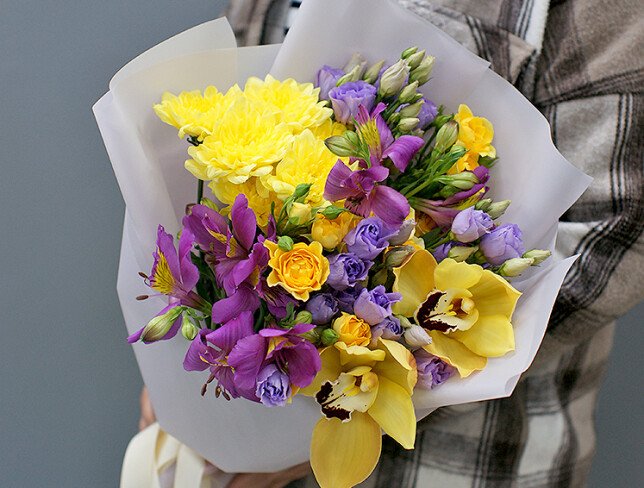 Buchet din eustome, alstroemeria si orhidei galbene „Melodia culorilor” foto