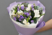 Bouquet of purple lisianthus and white freesias — photo 1