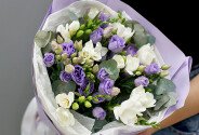 Bouquet of purple lisianthus and white freesias — photo 3