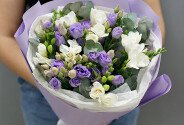Bouquet of purple lisianthus and white freesias — photo 4