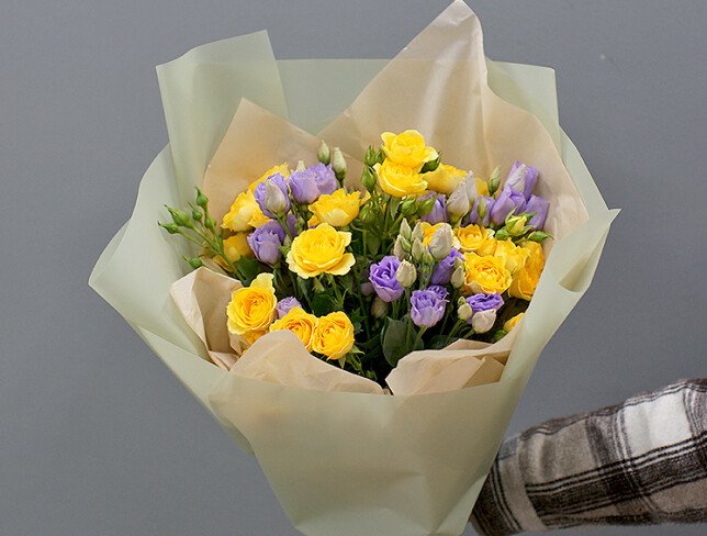 Buchet din trandafiri de tufa galbeni si eustoma mov foto