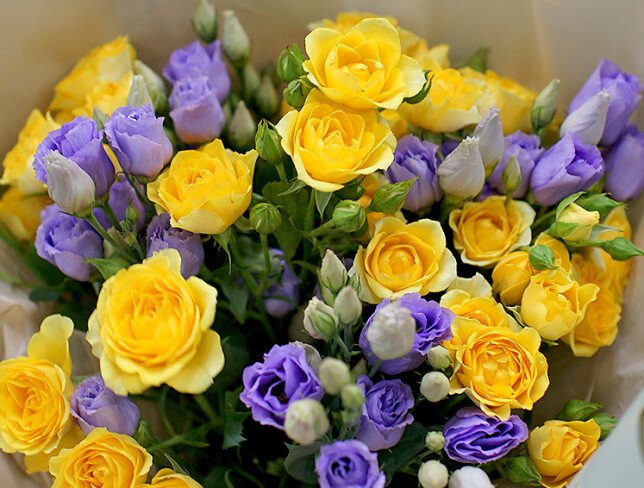 Buchet din trandafiri de tufa galbeni si eustoma mov foto