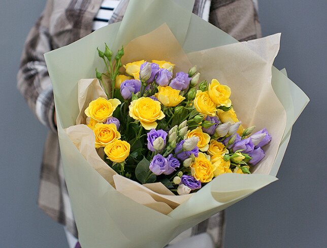 Buchet din trandafiri de tufa galbeni si eustoma mov foto