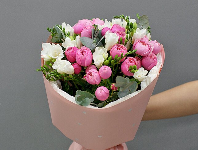 Buchet din frezii albe si trandafiri de tip bujor Silva Pink foto