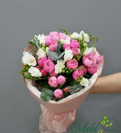 Buchet din frezii albe si trandafiri de tip bujor Silva Pink foto 394x433
