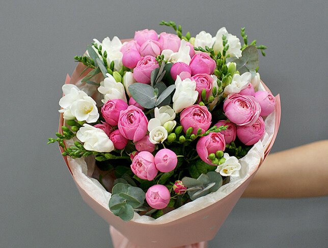 Buchet din frezii albe si trandafiri de tip bujor Silva Pink foto