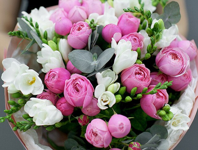 Buchet din frezii albe si trandafiri de tip bujor Silva Pink foto