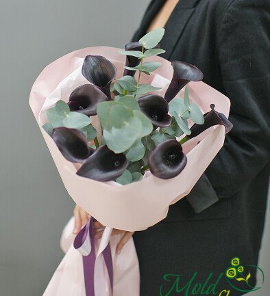 Bouquet with black calla lilies and eucalyptus photo 394x433