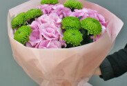Bouquet of pink hydrangeas and green chrysanthemums — photo 4
