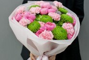 Букет из зелёных гортензий, диантусов и пионовидных роз — фото 2