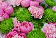 Букет из зелёных гортензий, диантусов и пионовидных роз — фото 3