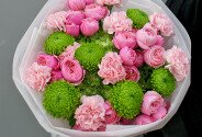Букет из зелёных гортензий, диантусов и пионовидных роз — фото 4