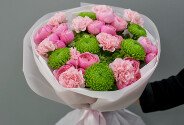 Букет из зелёных гортензий, диантусов и пионовидных роз — фото 1