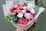 Букет из пионовидных розовых роз и белых диантусов — фото 1