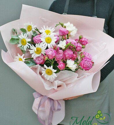 Daisy and pink spray rose bouquet "Sweet Mood" photo 394x433