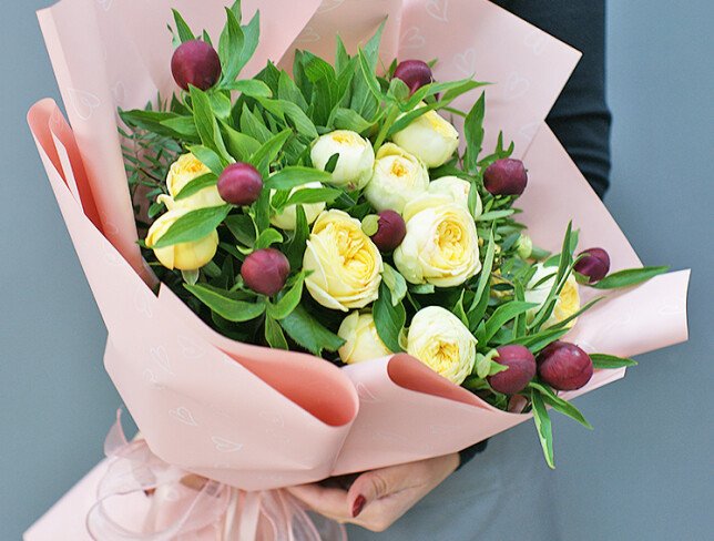 Buchet din bujori bordo si trandafiri galbeni spray de tip bujor foto