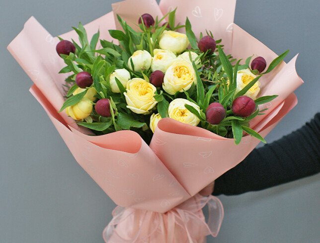 Buchet din bujori bordo si trandafiri galbeni spray de tip bujor foto
