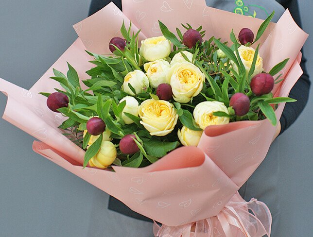 Buchet din bujori bordo si trandafiri galbeni spray de tip bujor foto