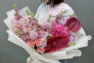 Букет из розовой гортензии, антуриума и маттиолы — фото 2