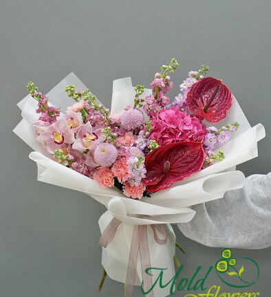 Buchet din hortensie roz, anthurium si matiola foto 394x433