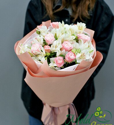 Buchet din trandafiri roz de tip bujor si alstroemerii foto 394x433