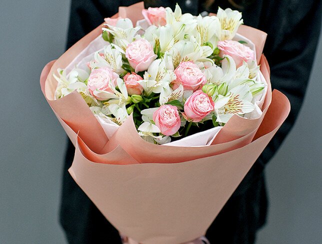 Buchet din trandafiri roz de tip bujor si alstroemerii foto