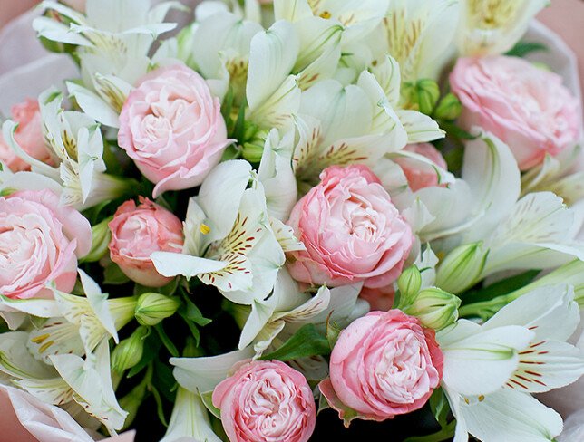 Buchet din trandafiri roz de tip bujor si alstroemerii foto