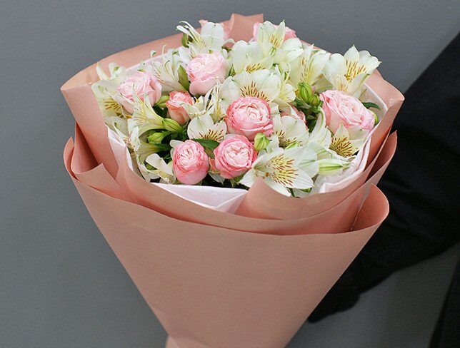 Buchet din trandafiri roz de tip bujor si alstroemerii foto