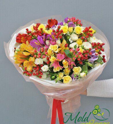 Buchet din trandafiri spray, alstroemeria și hypericum "Vise de miere" foto 394x433