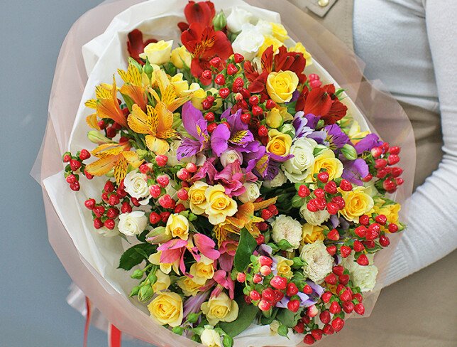 Buchet din trandafiri spray, alstroemeria și hypericum "Vise de miere" foto