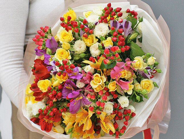 Buchet din trandafiri spray, alstroemeria și hypericum "Vise de miere" foto