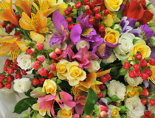 Buchet din trandafiri spray, alstroemeria și hypericum "Vise de miere" foto