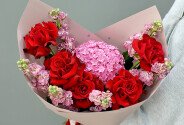 Buchet cu hortensie roz si trandafiri rosii — foto 1