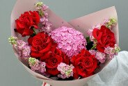 Buchet cu hortensie roz si trandafiri rosii — foto 3