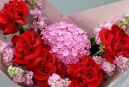 Buchet cu hortensie roz si trandafiri rosii — foto 4