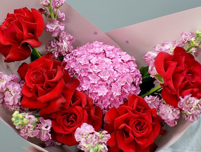 Buchet cu hortensie roz si trandafiri rosii foto